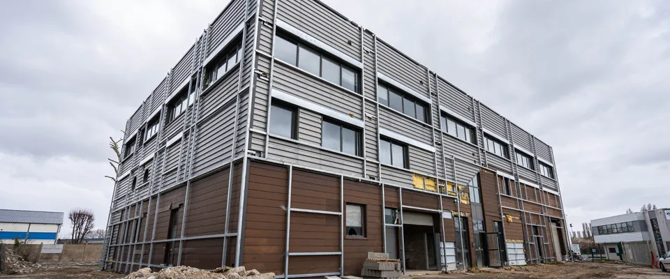 Bâtiment en construction illustrant le gros œuvre et la structure